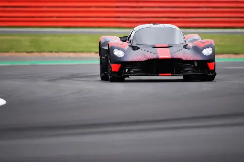 Aston Martin Valkyrie prove dinamiche a Silverstone