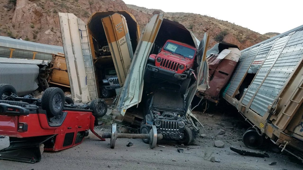 Auto Jeep e GM distrutte in un incidente ferroviario in USA