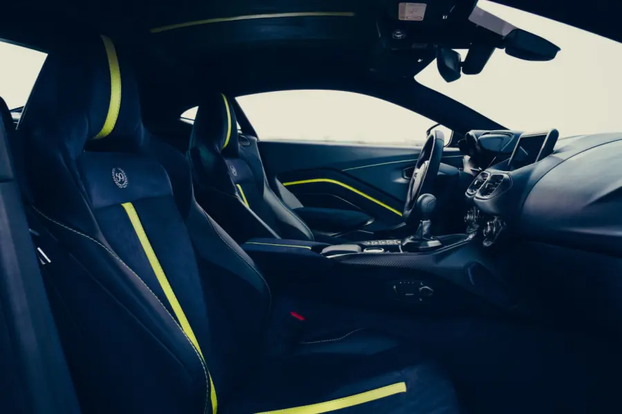 Aston Martin Vantage AMR, dura e pura per un piacere di guida unico