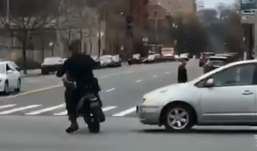 Poliziotto newyorkese confisca una dirtbike ma la figuraccia è in agguato