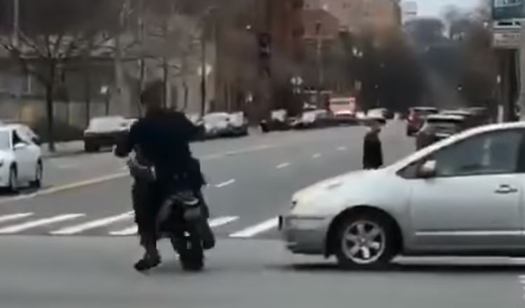 Poliziotto newyorkese confisca una dirtbike ma la figuraccia è in agguato