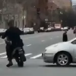 Poliziotto newyorkese confisca una dirtbike ma la figuraccia è in agguato