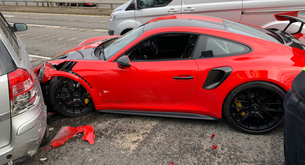 Porsche GT2 RS nuova di zecca si schianta dopo appena 2Km