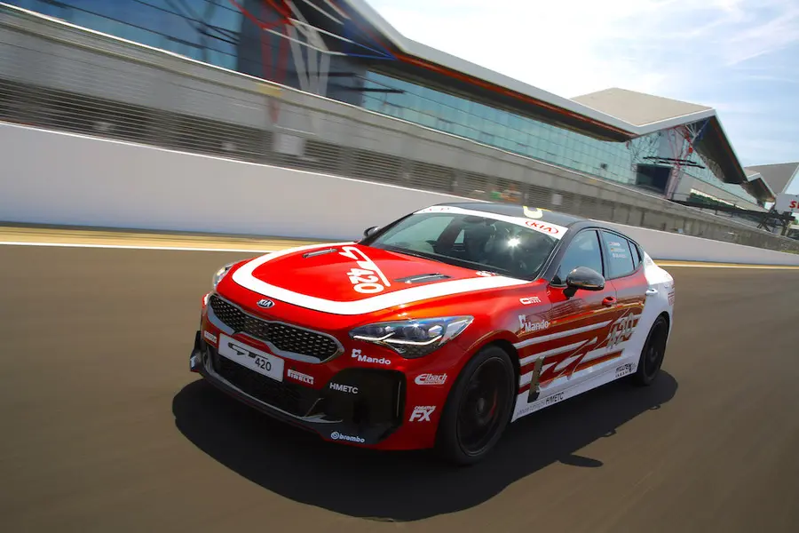 Kia Stinger GT420, la pista è casa sua
