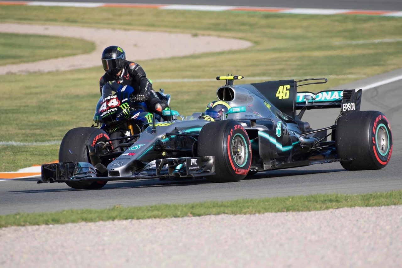 Valentino Rossi e Lewis Hamilton a mezzi invertiti