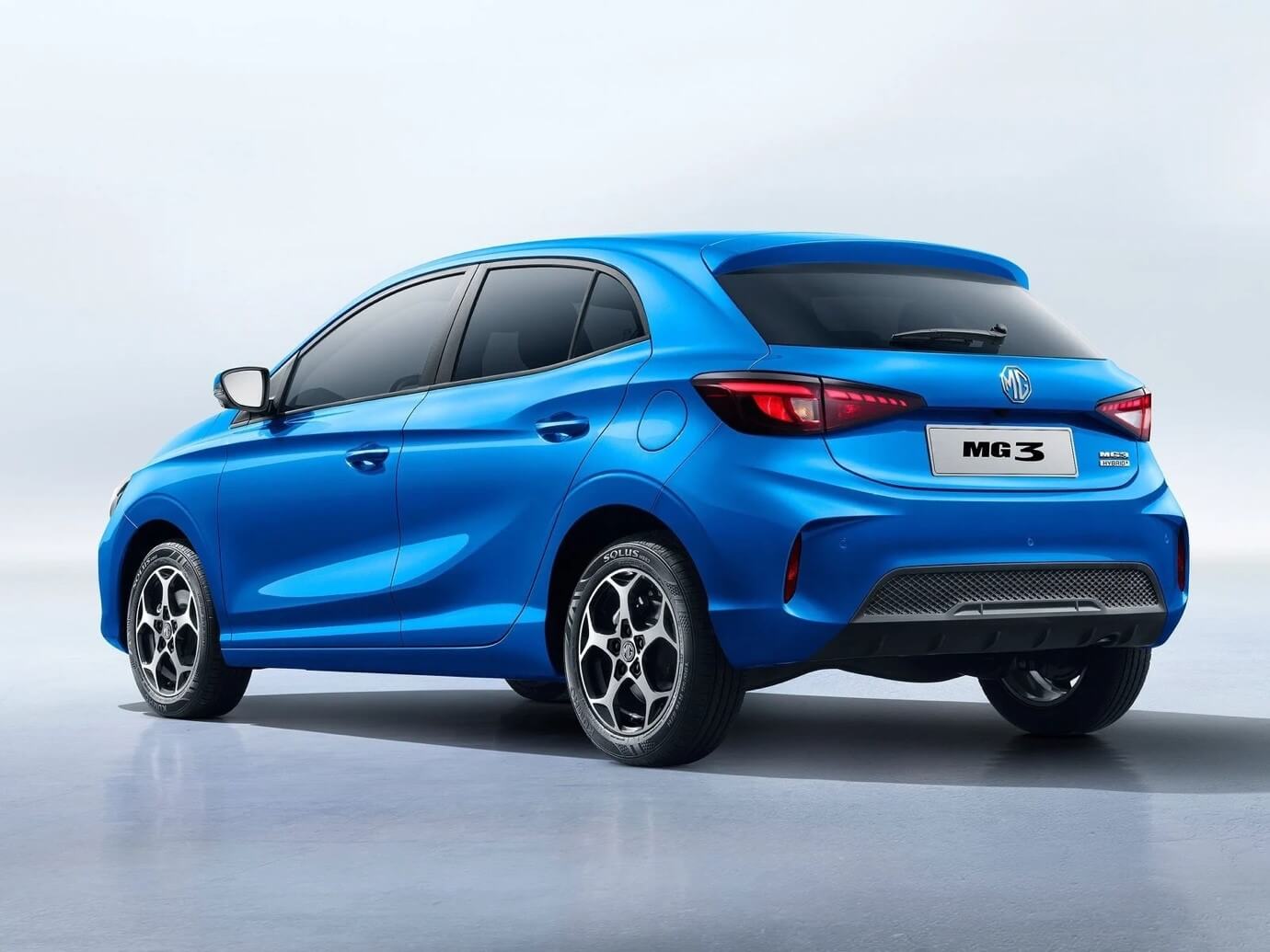 Un'auto blu